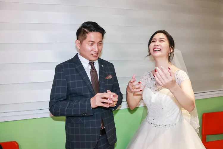 Stacy(右)被Jerry反應逗笑。趙世平攝