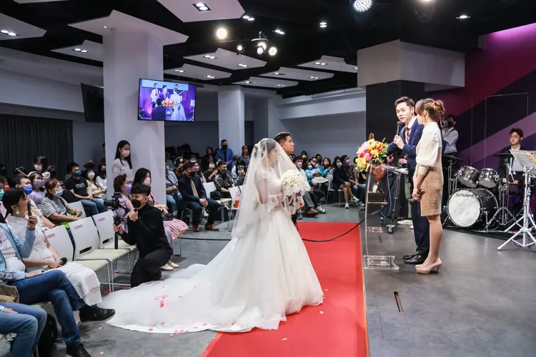 Stacy（左）和Jerry今在宋達民(右二)以及洪百榕師母完成證婚儀式。趙世平攝