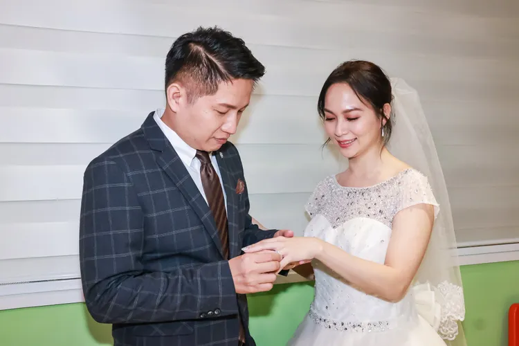 Jerry(左)替Stacy戴上婚戒。趙世平攝