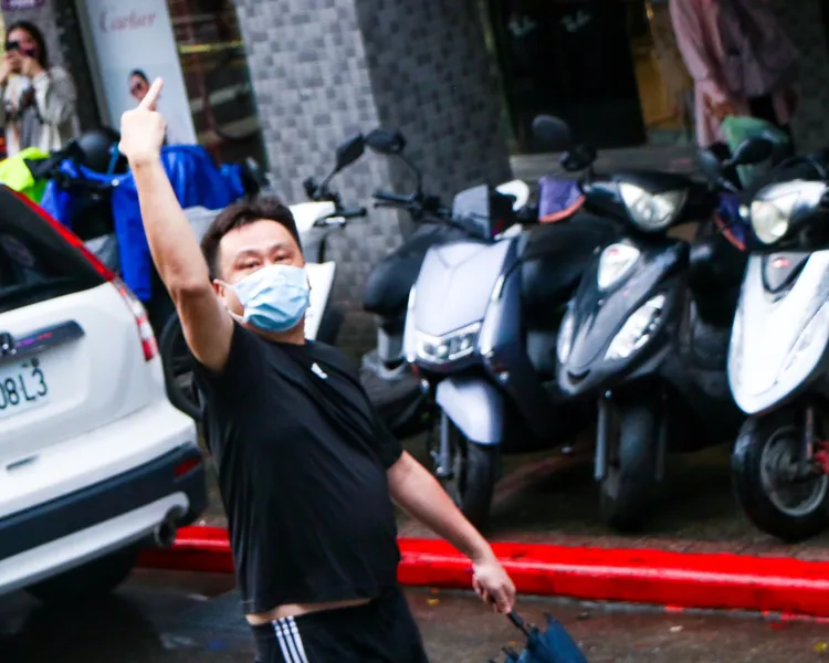 對陳時中車隊比中指的男子。賴昀岫攝