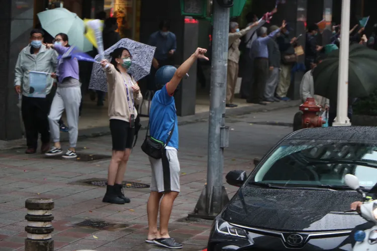 陳時中在大安文山區也遇到不少手比倒讚民眾。賴昀岫攝