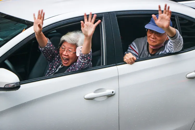 有熱情支持者搖下車窗向陳時中致意。賴昀岫攝