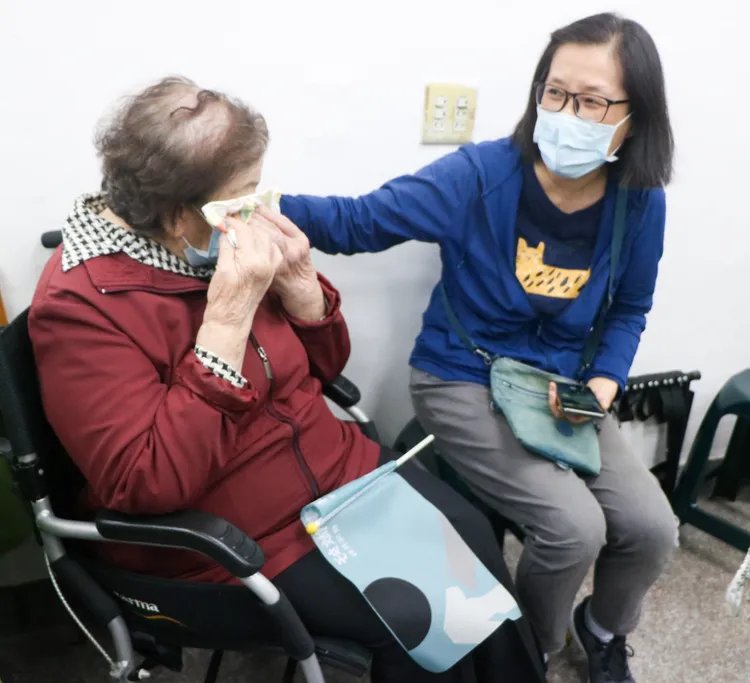 有支持者與陳時中合照後落淚。賴昀岫攝