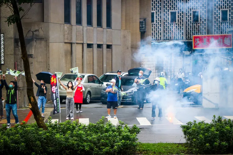 陳時中掃街過程有支持者揮舞旗幟、自製手舉牌。賴昀岫攝