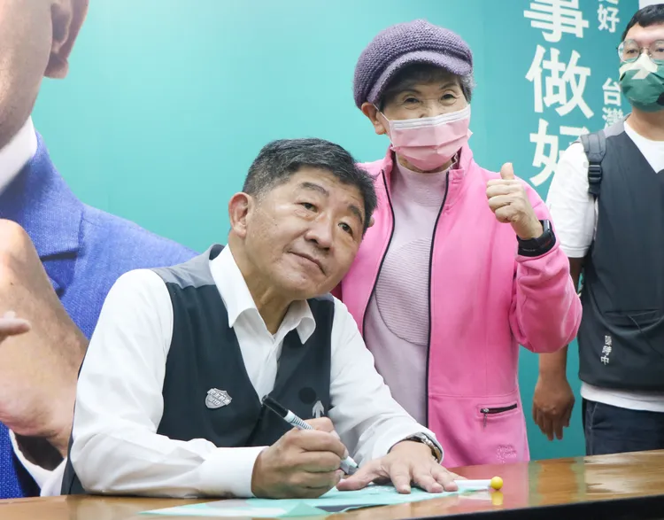 許多民眾帶著競選旗幟來給陳時中簽名。賴昀岫攝