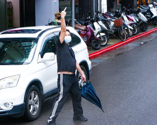 比倒讚更兇的來了! 陳時中師大商圈最後車掃慘被比中指