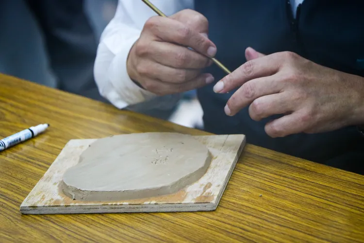 也有民眾帶著陶板讓陳時中簽名。賴昀岫攝