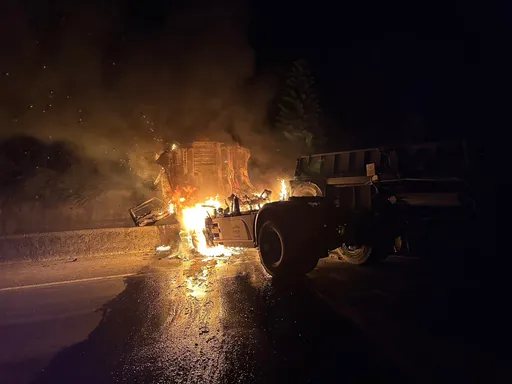 西濱快速道暗夜熊熊大火　砂石車自撞起火駕駛受傷