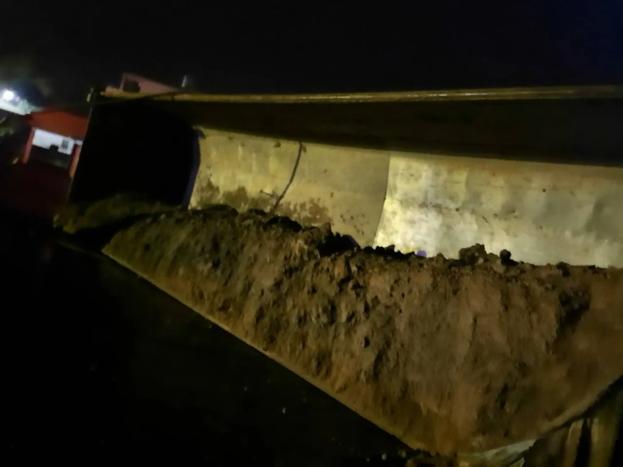 砂石車載運的土方傾洩路面。民眾提供