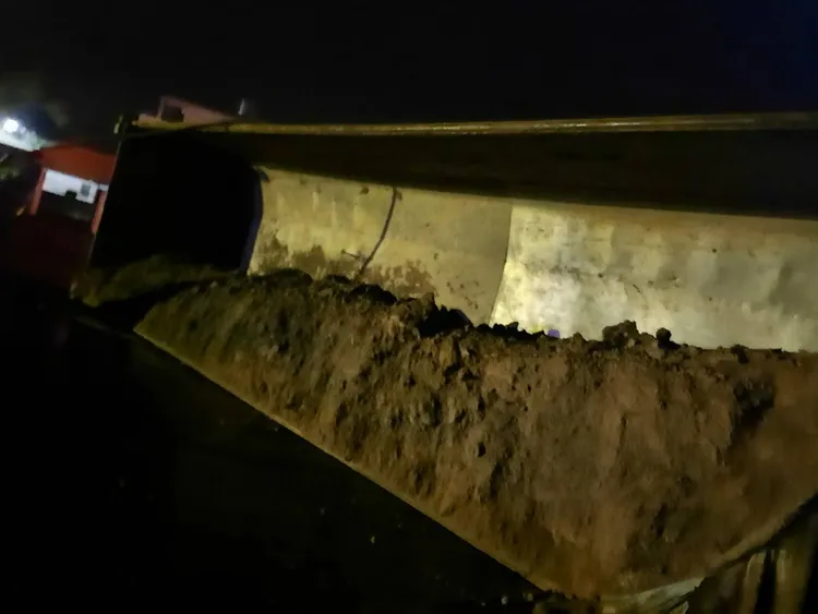 砂石車載運的土方傾洩路面。民眾提供