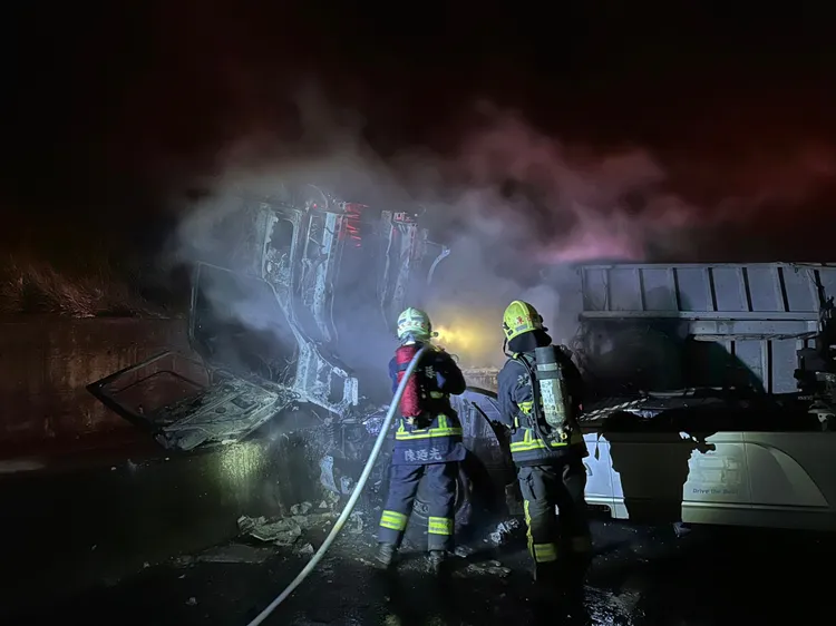 消防人車抵達佈2條水線，約15分鐘撲滅火勢。苗栗縣消防局提供