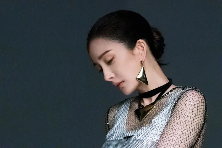 一度被譽為中國「帶貨女王」的楊冪，於鏡頭前展現她的時尚表現力。翻攝楊冪嘉行工作室微博