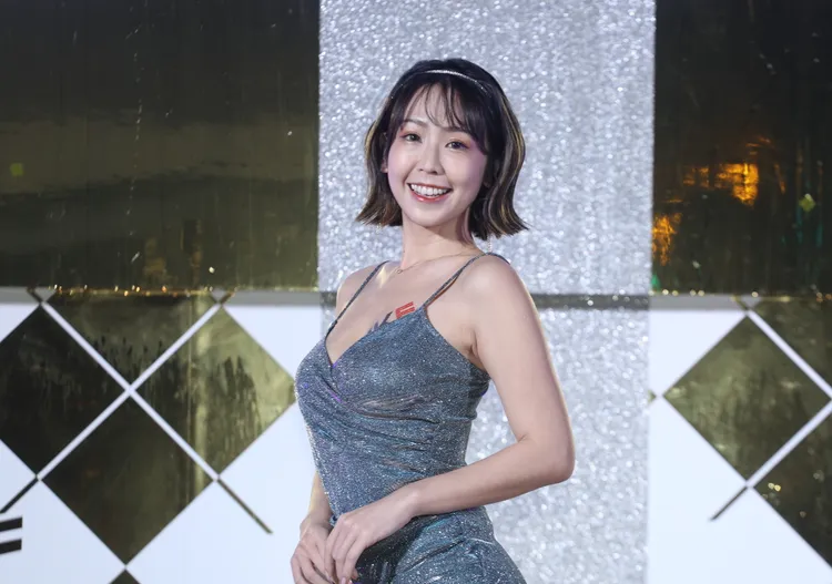 雖然雨勢不小，希希仍敬業拍照。陳明中攝