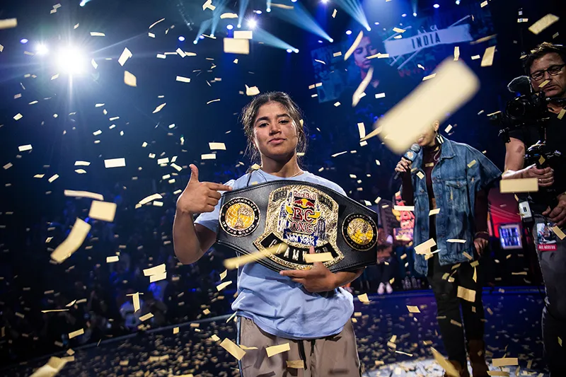 2022 Red Bull BC One最终由16岁荷兰女孩India获得B-Girl冠军，创下史上最年轻的冠军腰带得主。Red Bull提供