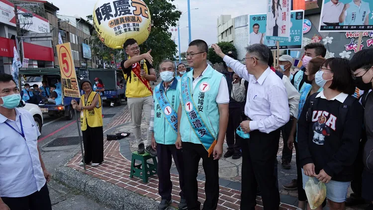 柯文哲大方向時代力量議員候選人陳慶元問好並加油。王文傑攝