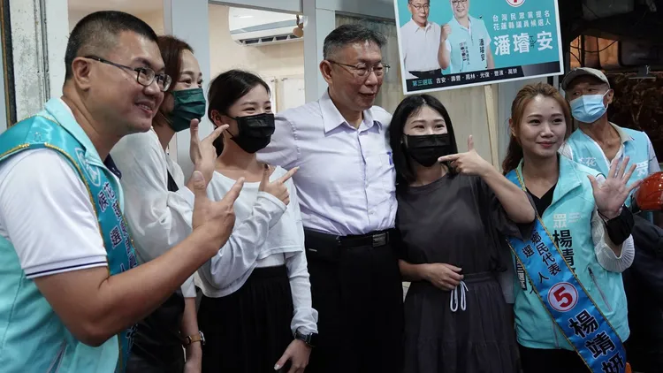 柯文哲大方脫罩與民眾合影。王文傑攝