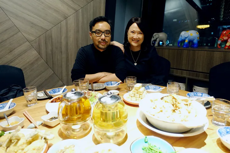 《花路阿朱媽》導演何書銘（左）與女主角洪慧芳（右）品嚐道地台菜，對過貓、蘭陽糕渣印象深刻，更大讚台灣水果真甜。采昌提供