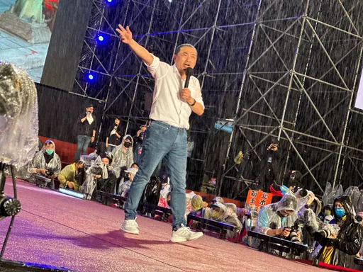 新北選前之夜｜侯友宜濕身進場掀高潮　8萬人相挺！比勝利V要團結中華民國