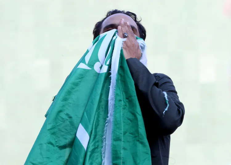 支持沙烏地阿拉伯隊的球迷激動到掩面哭泣。路透社