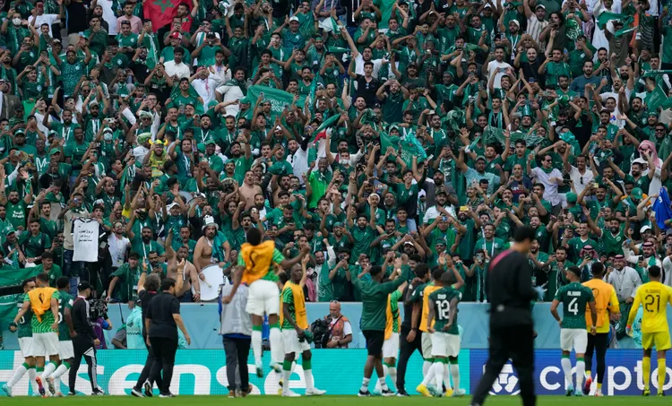 在場邊觀戰的沙烏地阿拉伯球迷，終場歡聲雷動。美聯社
