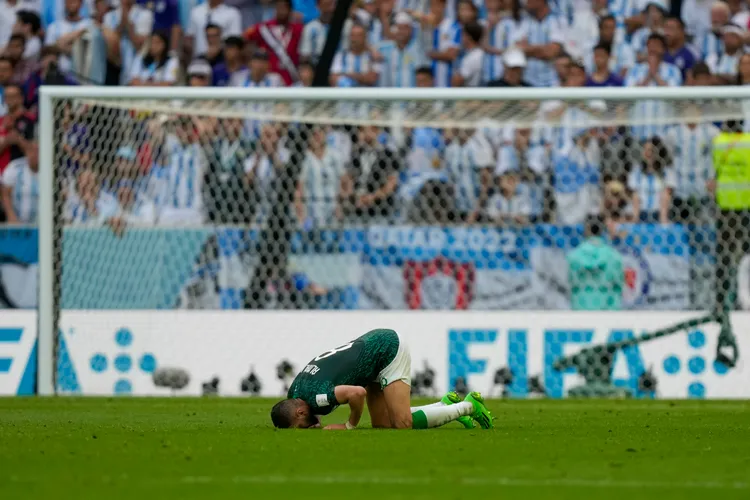 沙烏地阿拉伯踢贏阿根廷後，隊員當場跪地。美聯社