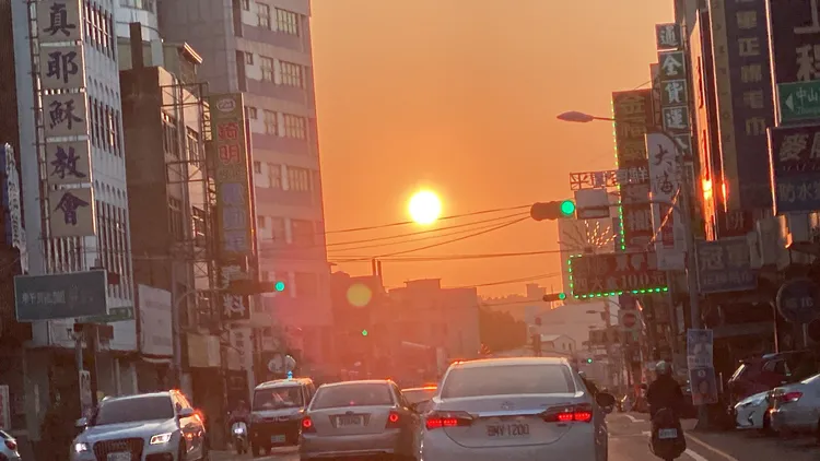 彰化市中山路二段的懸日景觀。孫英哲攝