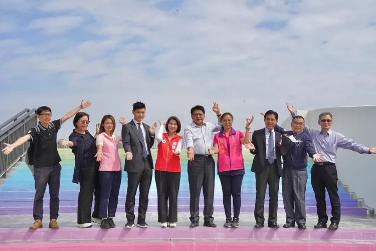 新候船室周遭空間適合打卡拍照。縣府提供