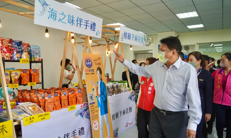 新候船室內有嶄新的購物空間。縣府提供