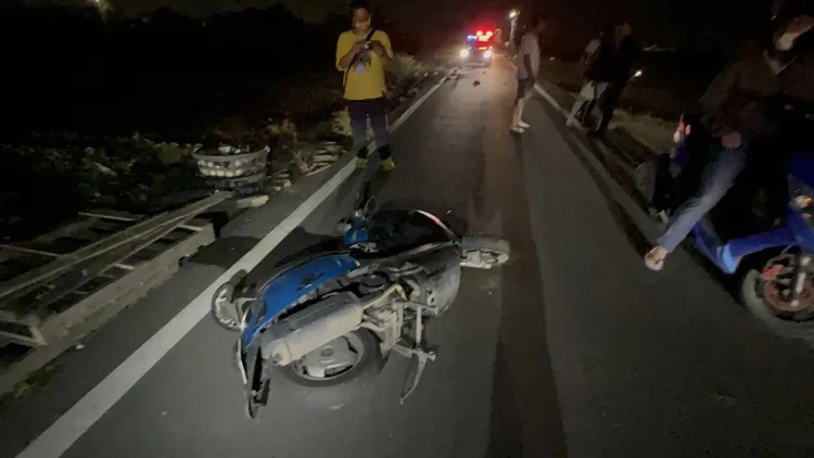 與單車發生車禍的機車倒在地上。侯昌騰攝