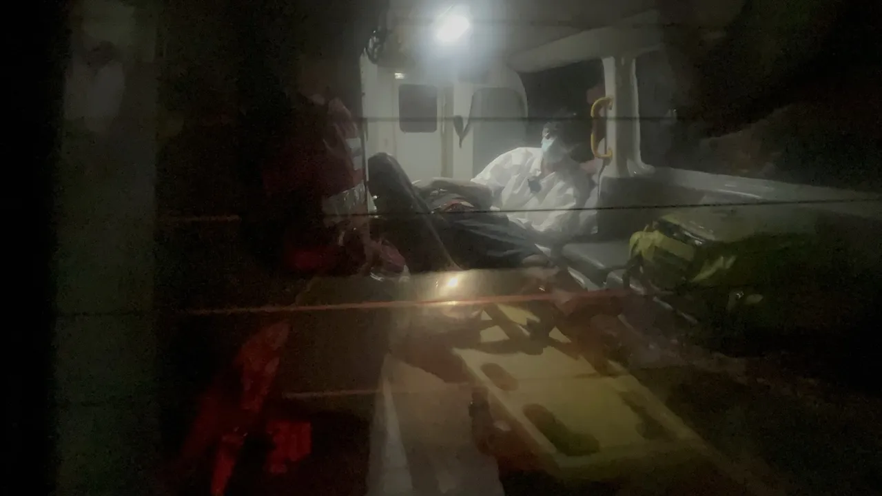 騎車雙載男子準備送醫。侯昌騰攝