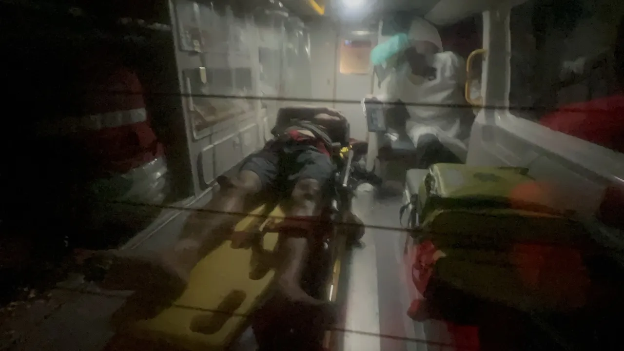 騎單車被撞男子鮮血直流準備送醫。侯昌騰攝