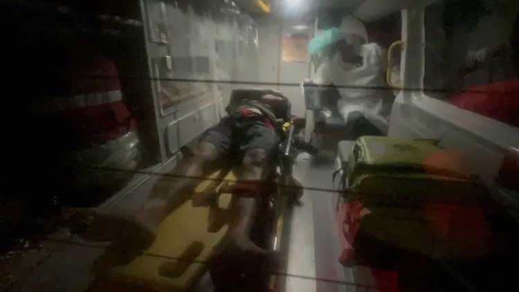 騎單車被撞男子鮮血直流準備送醫。侯昌騰攝