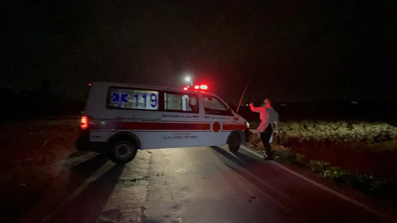 車禍地點位在產業道路中,狹小路段連救護車要迴轉都小心翼翼。侯昌騰攝