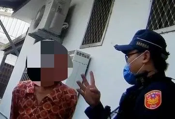 警方向老婦人詢問電話另一頭自稱健保局的詐騙集團對他提及那些內容。關山分局提供