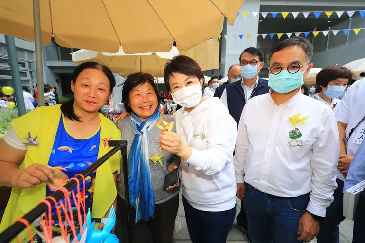 盧秀燕出席太平育賢段社宅完工活動，與住戶互動。台中市政府提供