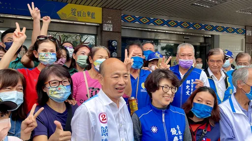 全台跑透透!韓國瑜奔台東為饒慶鈴輔選 高喊「凍蒜」獻唱「生日快樂」