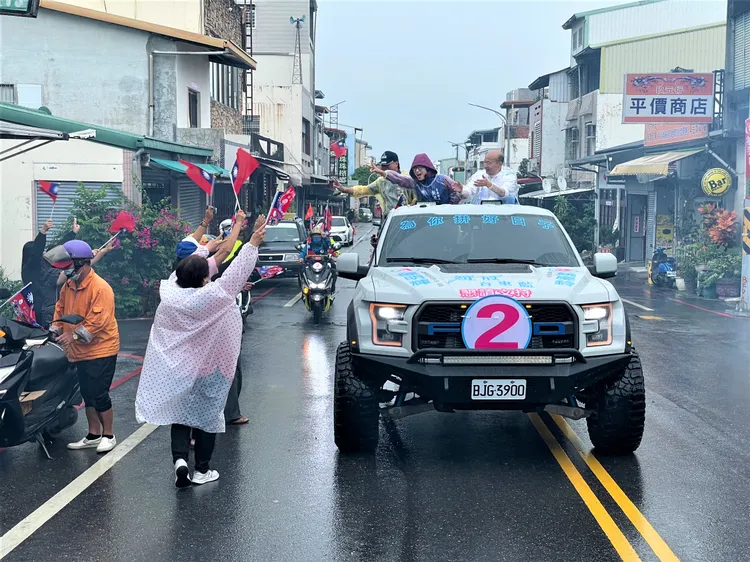 前高雄市長韓國瑜陪同台東縣長候選人饒慶鈴在知本街上掃街拜票。饒慶鈴競總提供