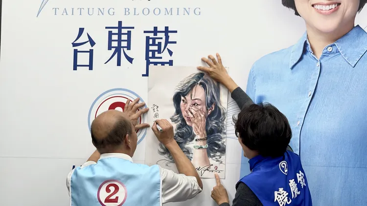 前高雄市長韓國瑜的粉絲獻上畫作。古和純攝