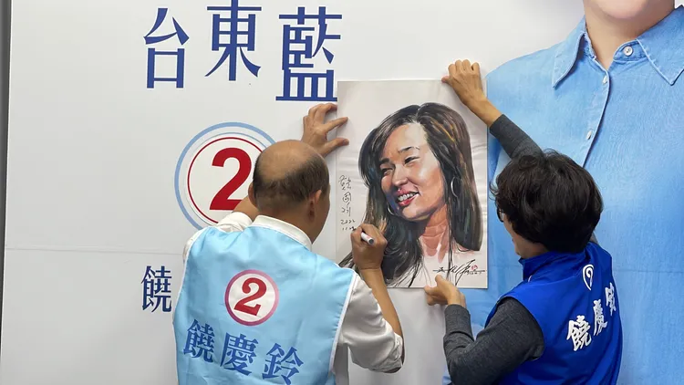 前高雄市長韓國瑜的粉絲獻上畫作。古和純攝