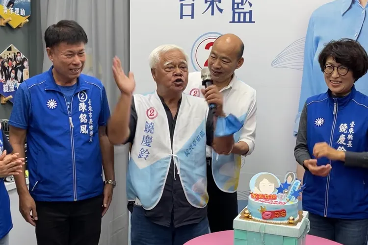 民歌教父胡德夫獻唱生日快樂歌。古和純攝