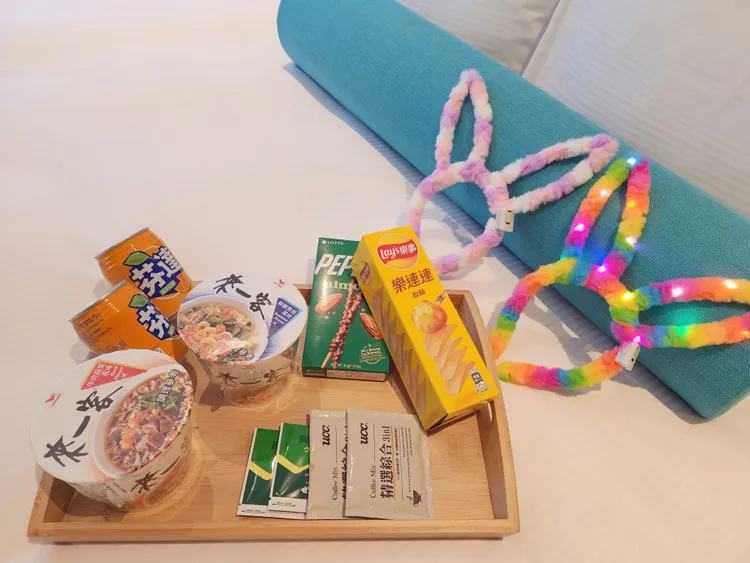 12月30日前入住閃亮耶誕住房專案，每房再贈送派對零食組與網美必備的發光造型頭飾。台北凱達大飯店提供