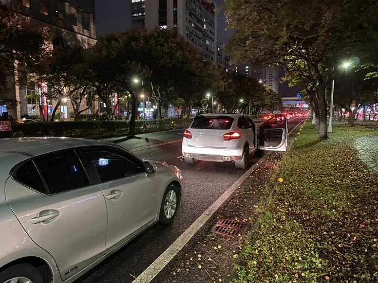保時捷休旅車當時行駛在快車道，沒想到一名男子突然從人行道竄出，反應不及才會撞上。翻攝畫面