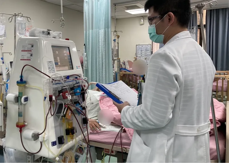 醫師為患者進行血漿置換術。南投醫院提供