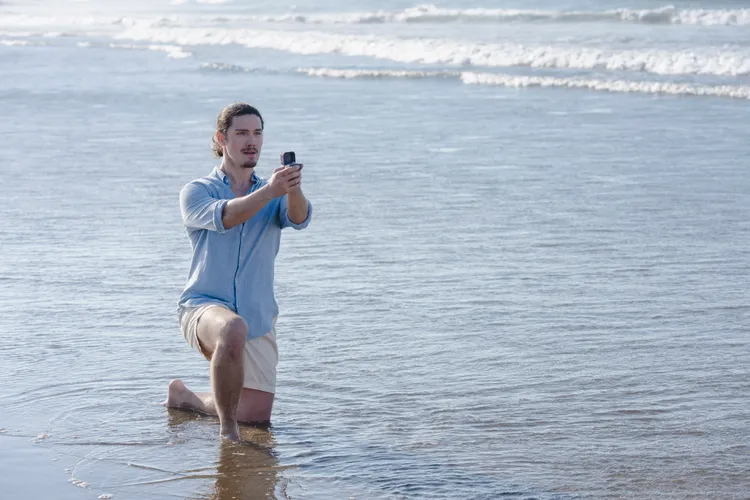 周厚安捧婚戒劇中求婚。Disney+提供
