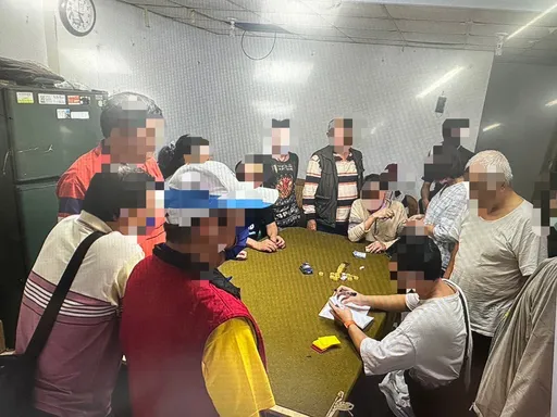 新北鐵皮頂加暗藏賭場 一副象棋就開賭!警獲報逮10人