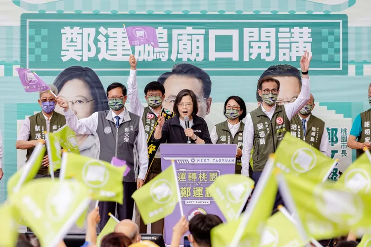 總統蔡英文今天（13日）到桃園市龍潭區幫鄭運鵬站台。鄭運鵬競辦提供