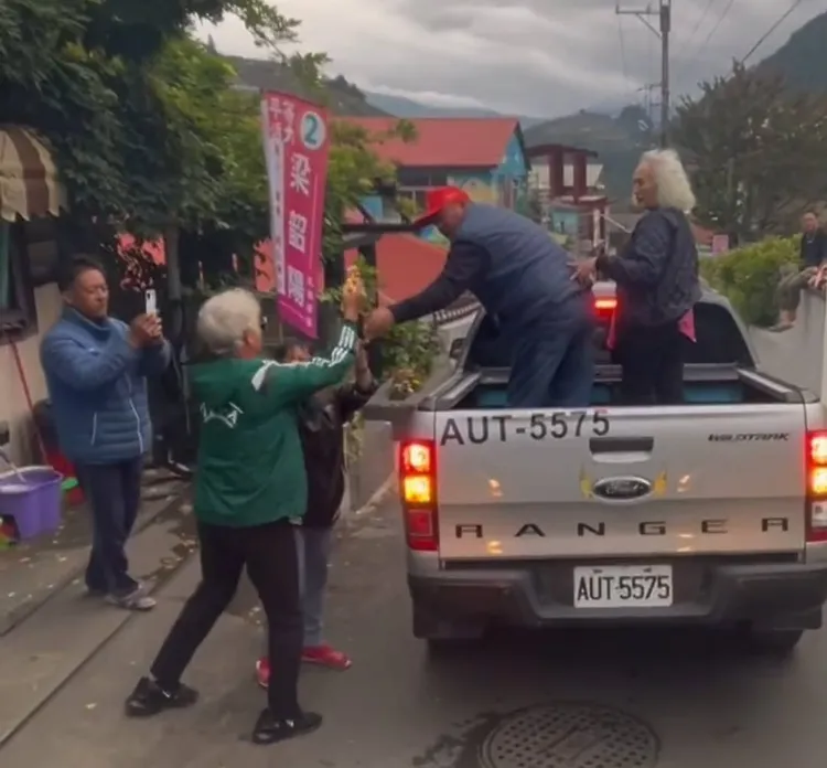 部落族人拿著金馬獎座親吻。民眾提供