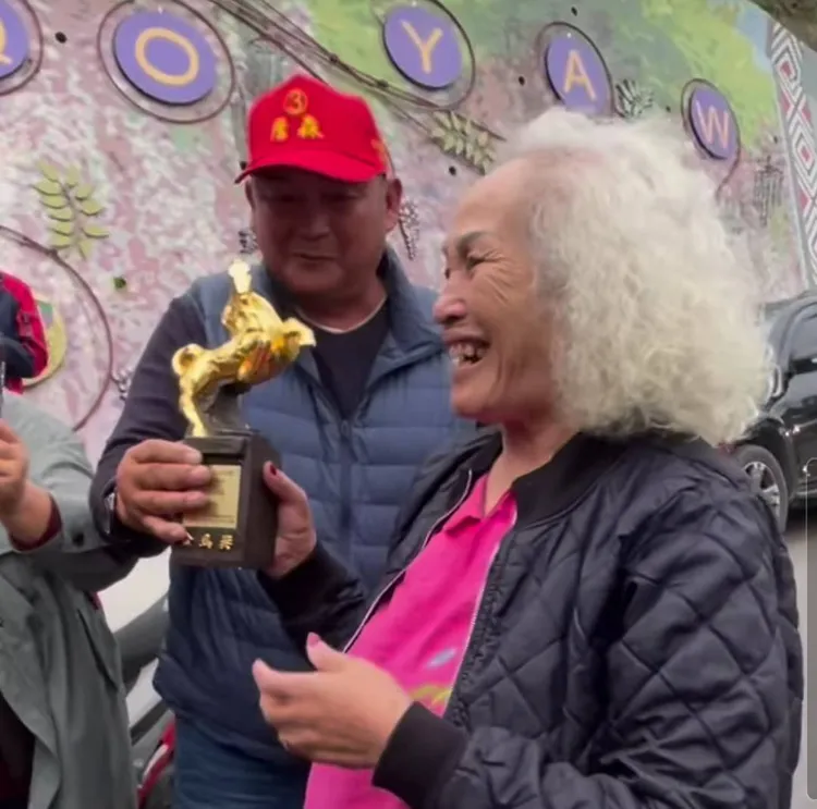 獲得金馬獎最佳女配角獎的林詹珍妹回到部落，族人在門口迎接她。民眾提供