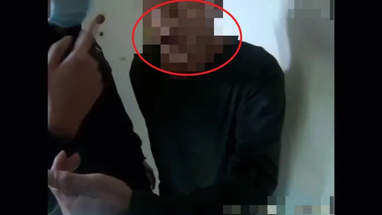 胡男(紅圈處)關門時撞傷警員膝蓋，與警方發生爭執。蘆洲警分局提供