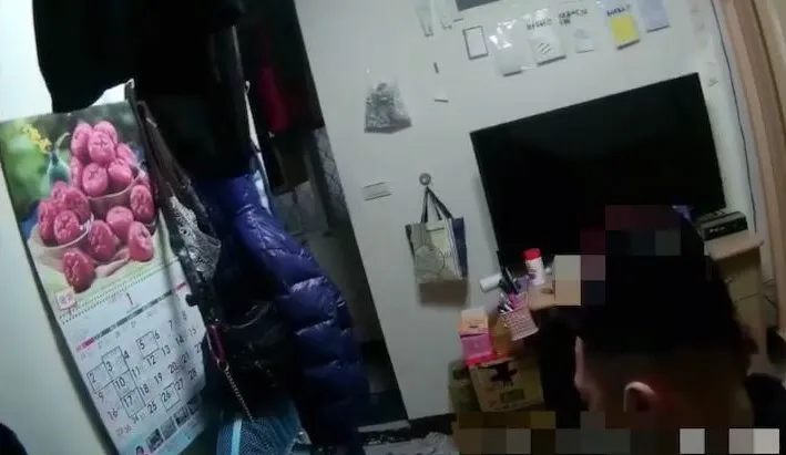 警方取得顏姓女子同意後檢視其衣物及包包。蘆洲警分局提供